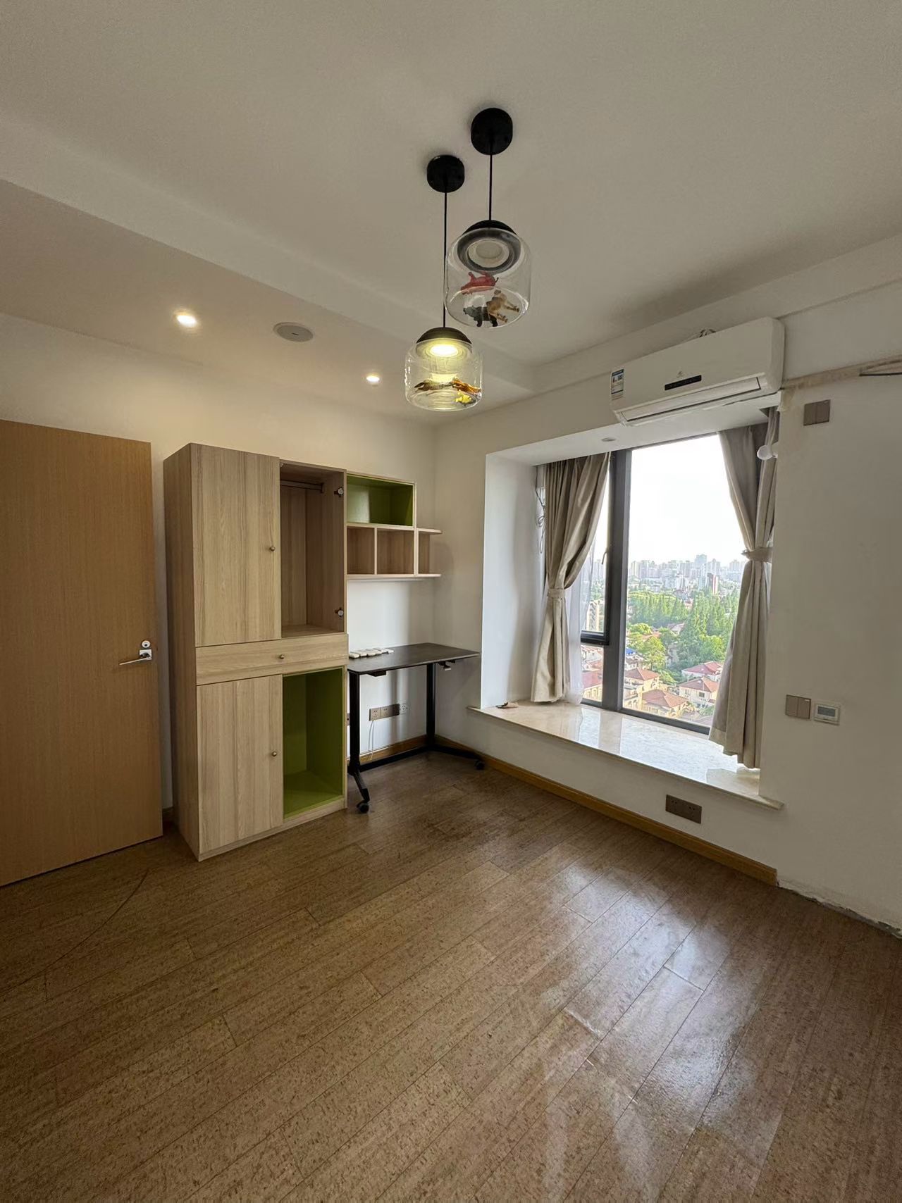the-summit-ffc-anfu-road-3-bed-2-bath-floor-heating-clubhouse-prime-location-expat-compound-shanghai-rentals (7) 3-bed, 2-bath unit at The Summit in the Former French Concession. 145 sqm, underfloor heating, 50% greenery, strong expat community. 30,000 RMB/month.