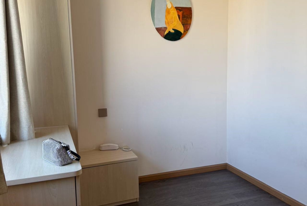 3-bed, 2-bath unit at The Summit in the Former French Concession. 145 sqm, underfloor heating, 50% greenery, strong expat community. 30,000 RMB/month.