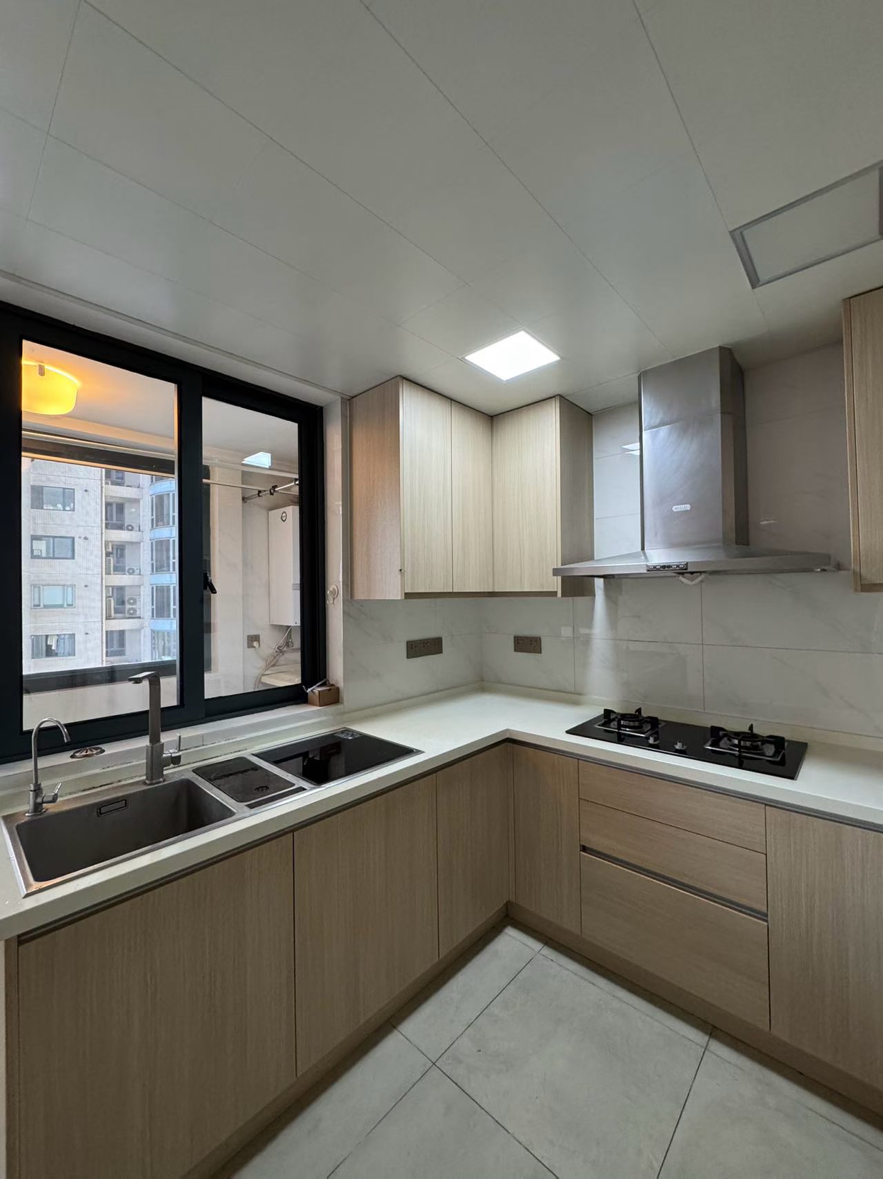 the-summit-ffc-anfu-road-3-bed-2-bath-floor-heating-clubhouse-prime-location-expat-compound-shanghai-rentals (9) 3-bed, 2-bath unit at The Summit in the Former French Concession. 145 sqm, underfloor heating, 50% greenery, strong expat community. 30,000 RMB/month.