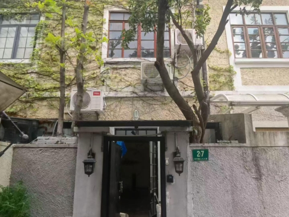 Entire lane house on Tianping Road. 2 beds, 2 baths, 100 sqm, suitable for home or studio. Prime FFC location. 23,000 RMB/month.