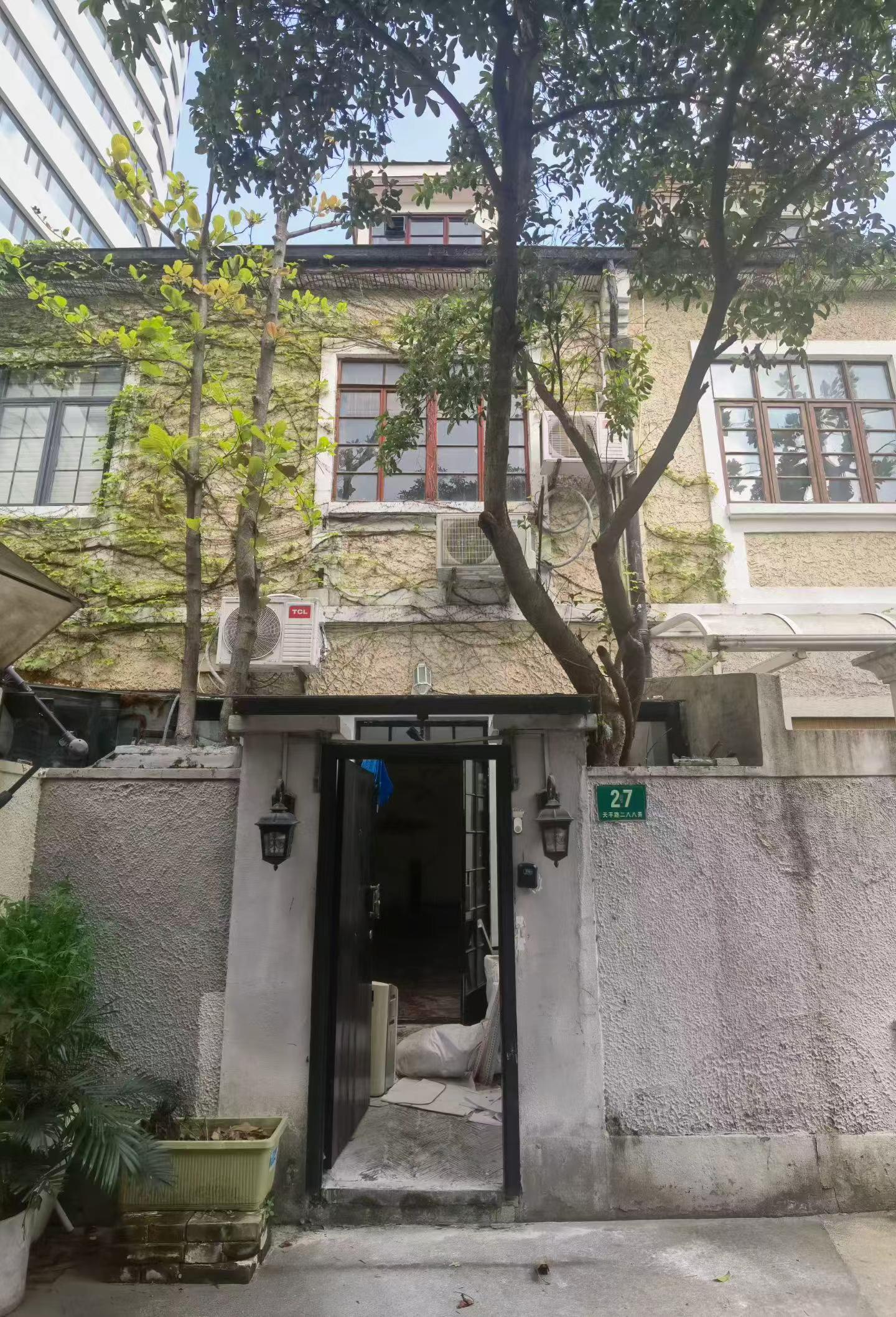tianping-road-lane-house-2-bed-2-bath-ffc-shanghai-rentals (1) Entire lane house on Tianping Road. 2 beds, 2 baths, 100 sqm, suitable for home or studio. Prime FFC location. 23,000 RMB/month.