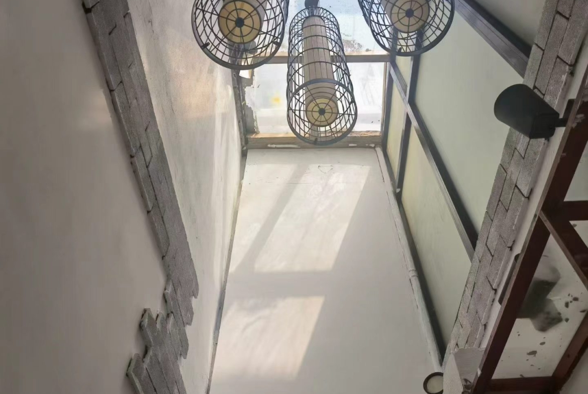Entire lane house on Tianping Road. 2 beds, 2 baths, 100 sqm, suitable for home or studio. Prime FFC location. 23,000 RMB/month.