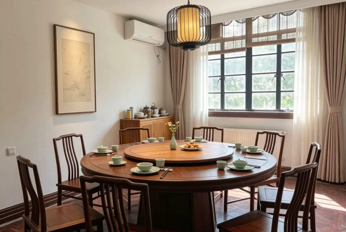 Entire lane house on Tianping Road. 2 beds, 2 baths, 100 sqm, suitable for home or studio. Prime FFC location. 23,000 RMB/month.