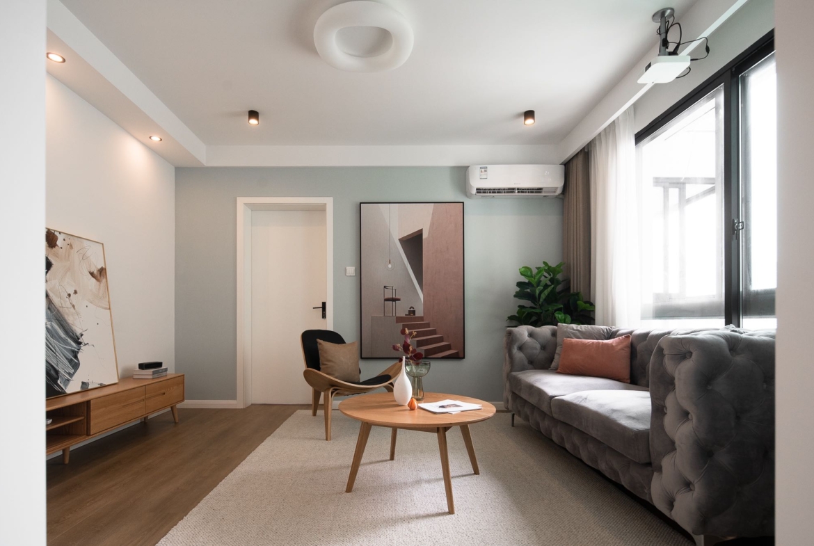 2-bed, 1-bath unit at Top of City in Jing'an. 85 sqm, high floor, night views, water underfloor heating. Near Nanjing West Road. 19,800 RMB/month.