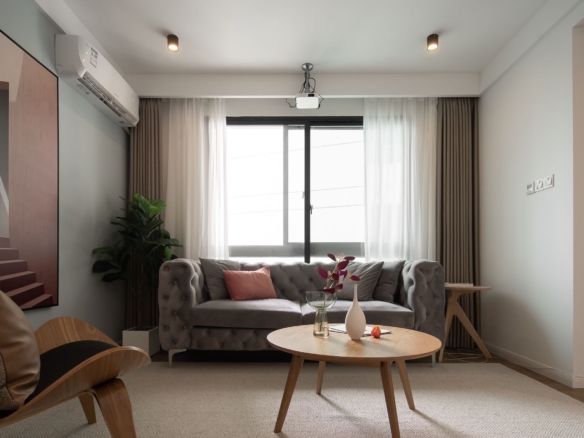 2-bed, 1-bath unit at Top of City in Jing'an. 85 sqm, high floor, night views, water underfloor heating. Near Nanjing West Road. 19,800 RMB/month.