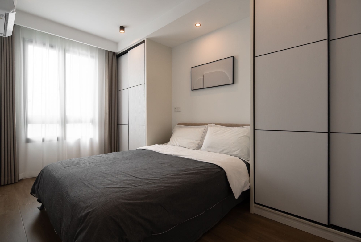 2-bed, 1-bath unit at Top of City in Jing'an. 85 sqm, high floor, night views, water underfloor heating. Near Nanjing West Road. 19,800 RMB/month.