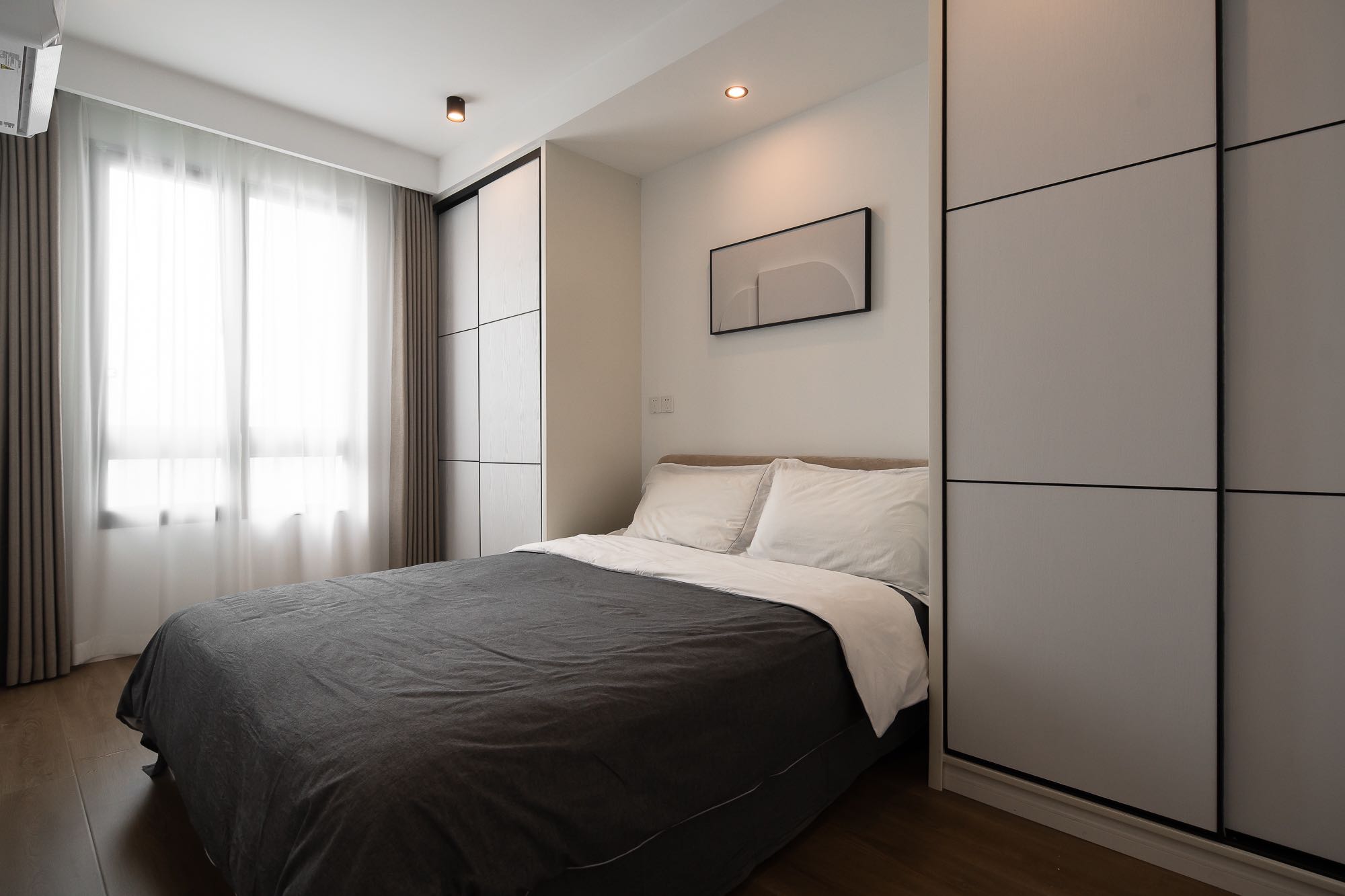 top-of-city-jingan-2-bed-1-bath-floor-heating-clubhouse-shanghai-rentals (4) 2-bed, 1-bath unit at Top of City in Jing'an. 85 sqm, high floor, night views, water underfloor heating. Near Nanjing West Road. 19,800 RMB/month.