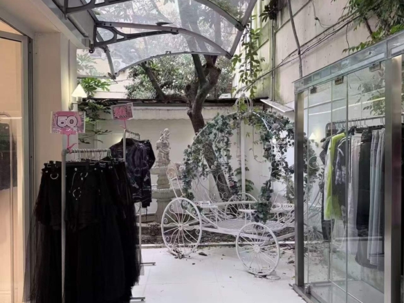 Street-front commercial space on South Urumqi Road with private garden. 70 sqm indoor, 60 sqm garden, prime Wutong District location near Anfu Road. 48,000 RMB/month.