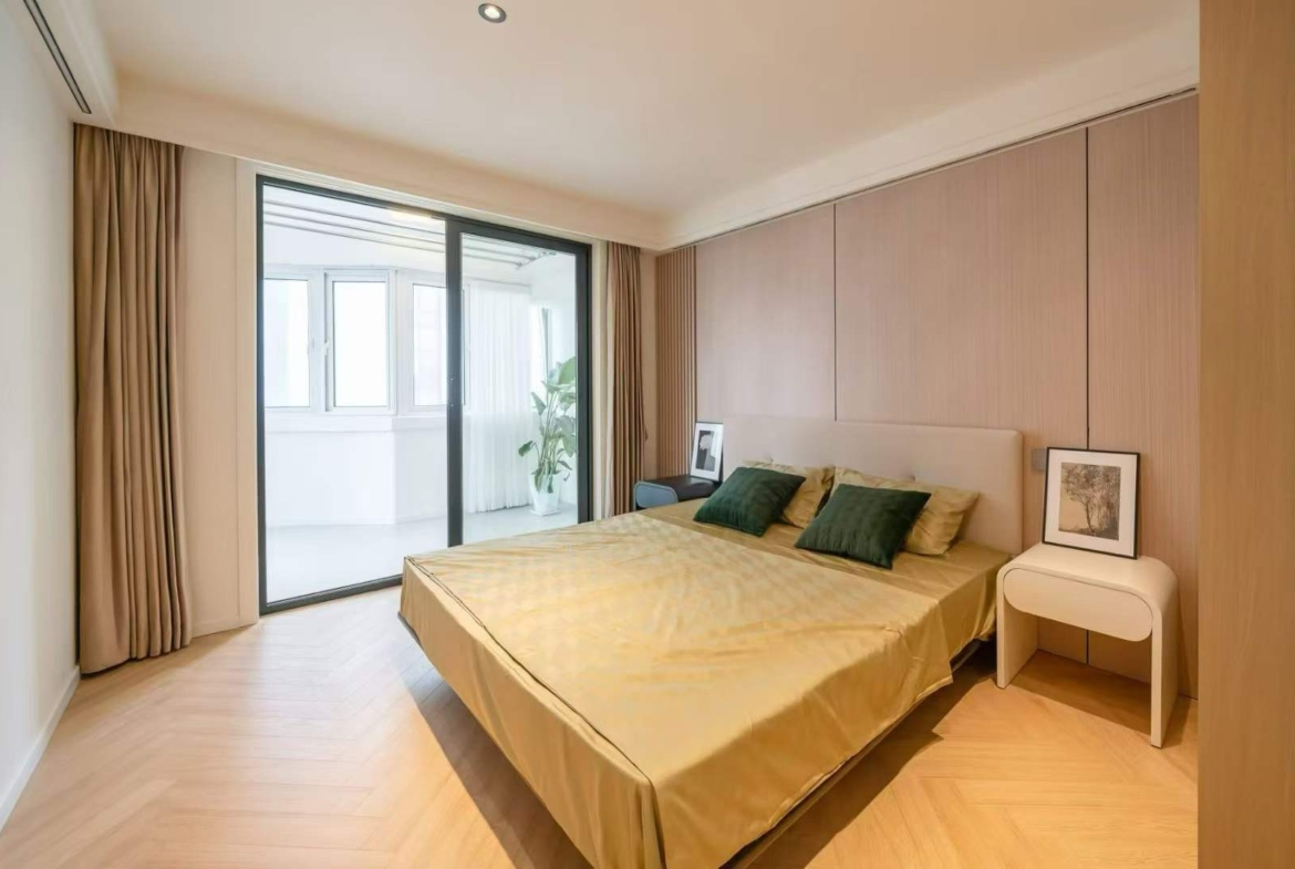 High-floor 3-bed unit at Wuxing Apartment on Wuxing Road, Hengfu Area. 153 sqm, central AC, underfloor heating, large balcony. Near Hengshan Road Station. 26,800 RMB/month.