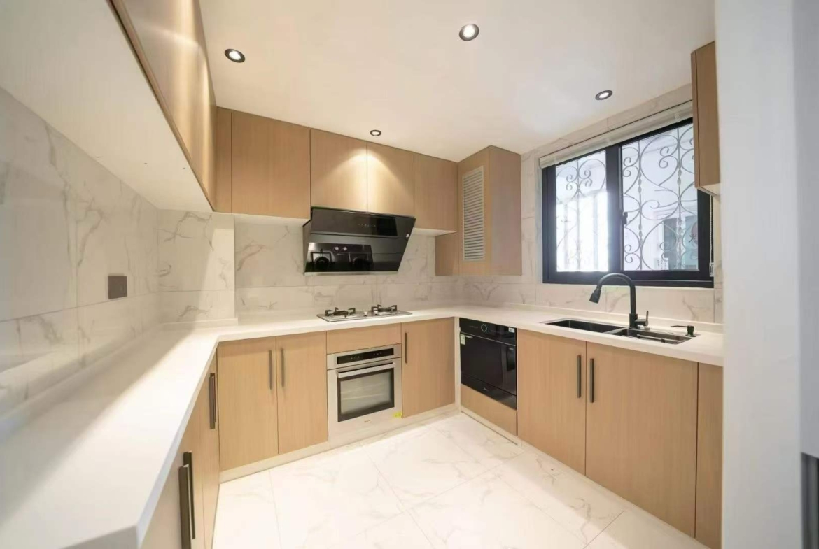 High-floor 3-bed unit at Wuxing Apartment on Wuxing Road, Hengfu Area. 153 sqm, central AC, underfloor heating, large balcony. Near Hengshan Road Station. 26,800 RMB/month.