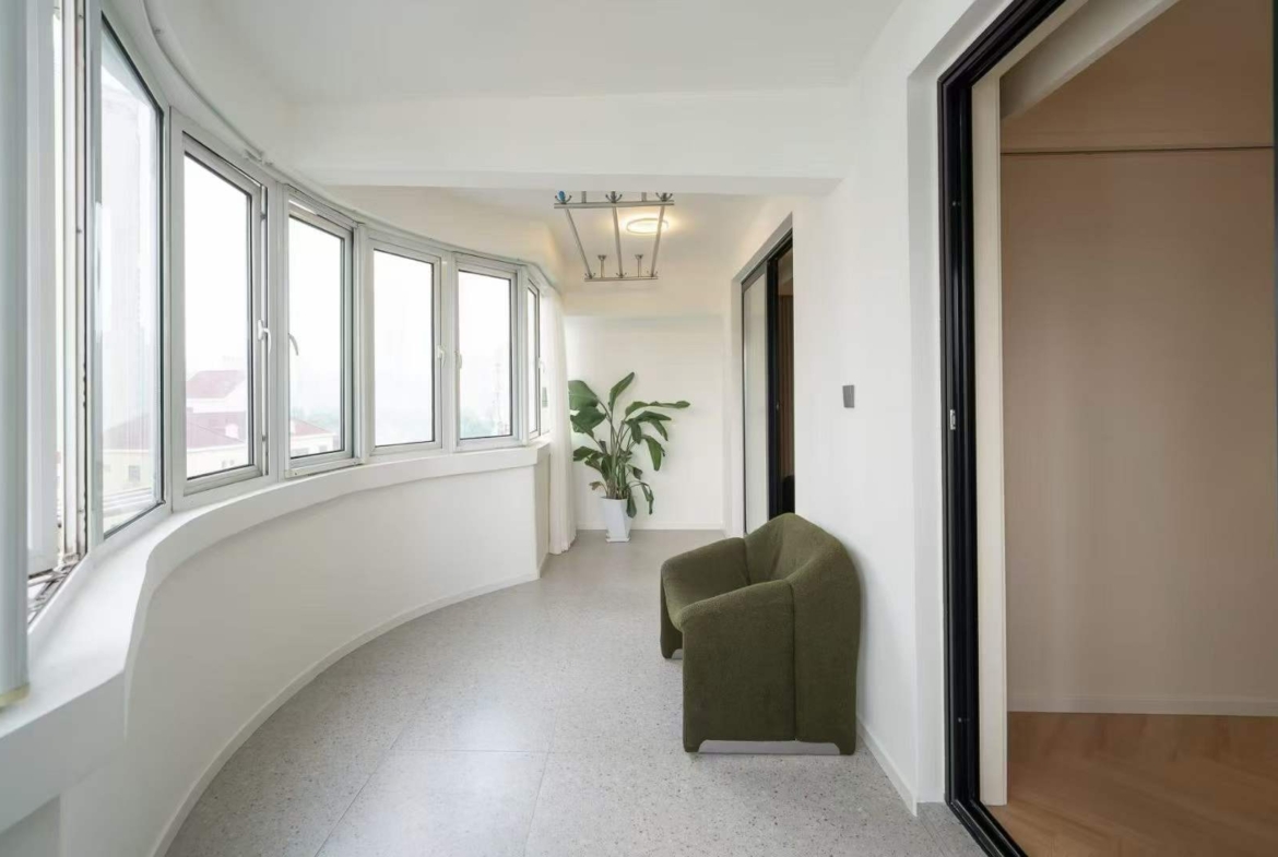 High-floor 3-bed unit at Wuxing Apartment on Wuxing Road, Hengfu Area. 153 sqm, central AC, underfloor heating, large balcony. Near Hengshan Road Station. 26,800 RMB/month.