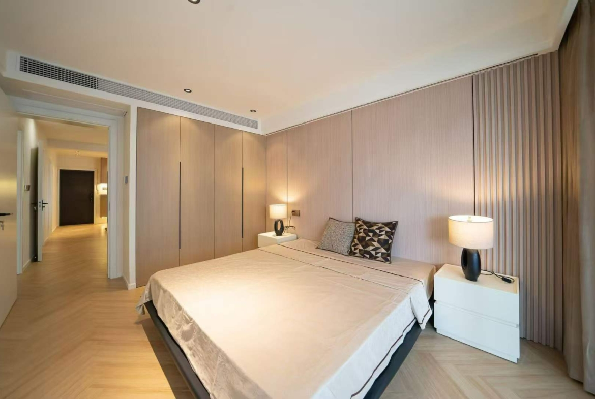 High-floor 3-bed unit at Wuxing Apartment on Wuxing Road, Hengfu Area. 153 sqm, central AC, underfloor heating, large balcony. Near Hengshan Road Station. 26,800 RMB/month.
