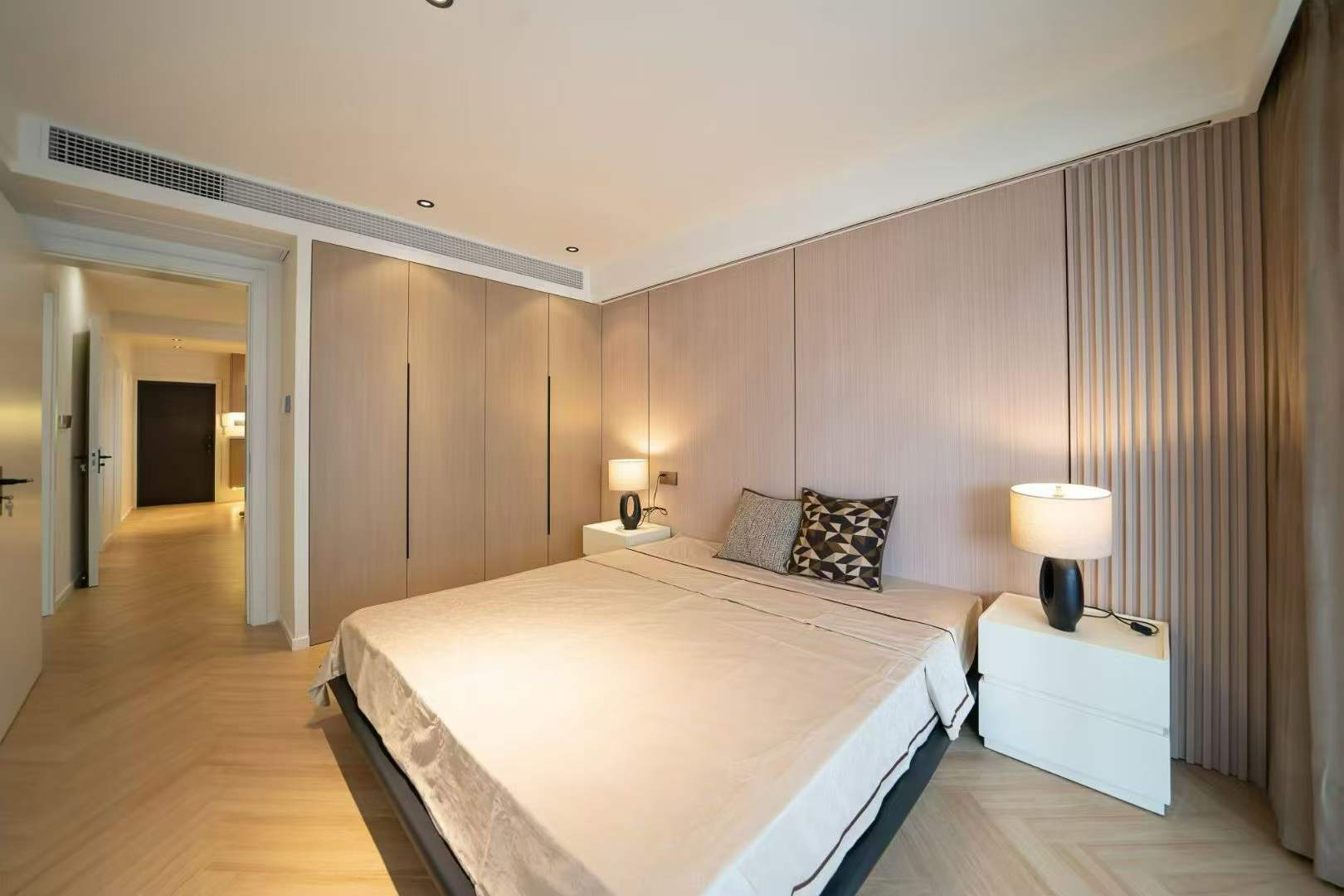 wuxing-road-apartment-3-bed-2-bath-floor-heating-large-balcony-ffc-hengfu-shanghai-rentals (5) High-floor 3-bed unit at Wuxing Apartment on Wuxing Road, Hengfu Area. 153 sqm, central AC, underfloor heating, large balcony. Near Hengshan Road Station. 26,800 RMB/month.
