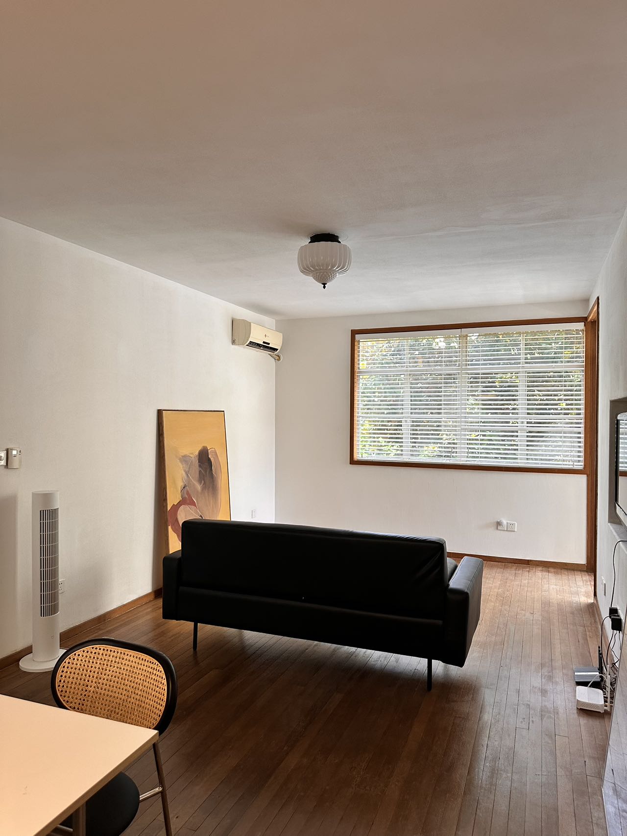 xingguo-road-ffc-apartment-2-bed-2-bath-shanghai-rentals (1) 2-bed, 2-bath unit on Xingguo Road near the FFC border. 100 sqm, available September 7. Central location. 20,000 RMB/month.