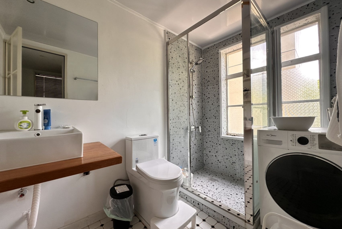 2-bed, 2-bath unit on Xingguo Road near the FFC border. 100 sqm, available September 7. Central location. 20,000 RMB/month.