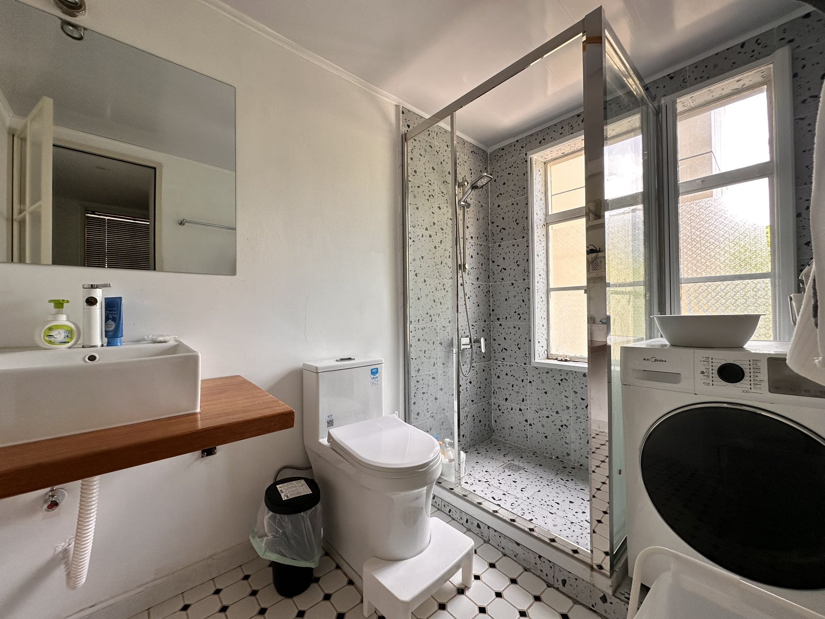 xingguo-road-ffc-apartment-2-bed-2-bath-shanghai-rentals (5) 2-bed, 2-bath unit on Xingguo Road near the FFC border. 100 sqm, available September 7. Central location. 20,000 RMB/month.