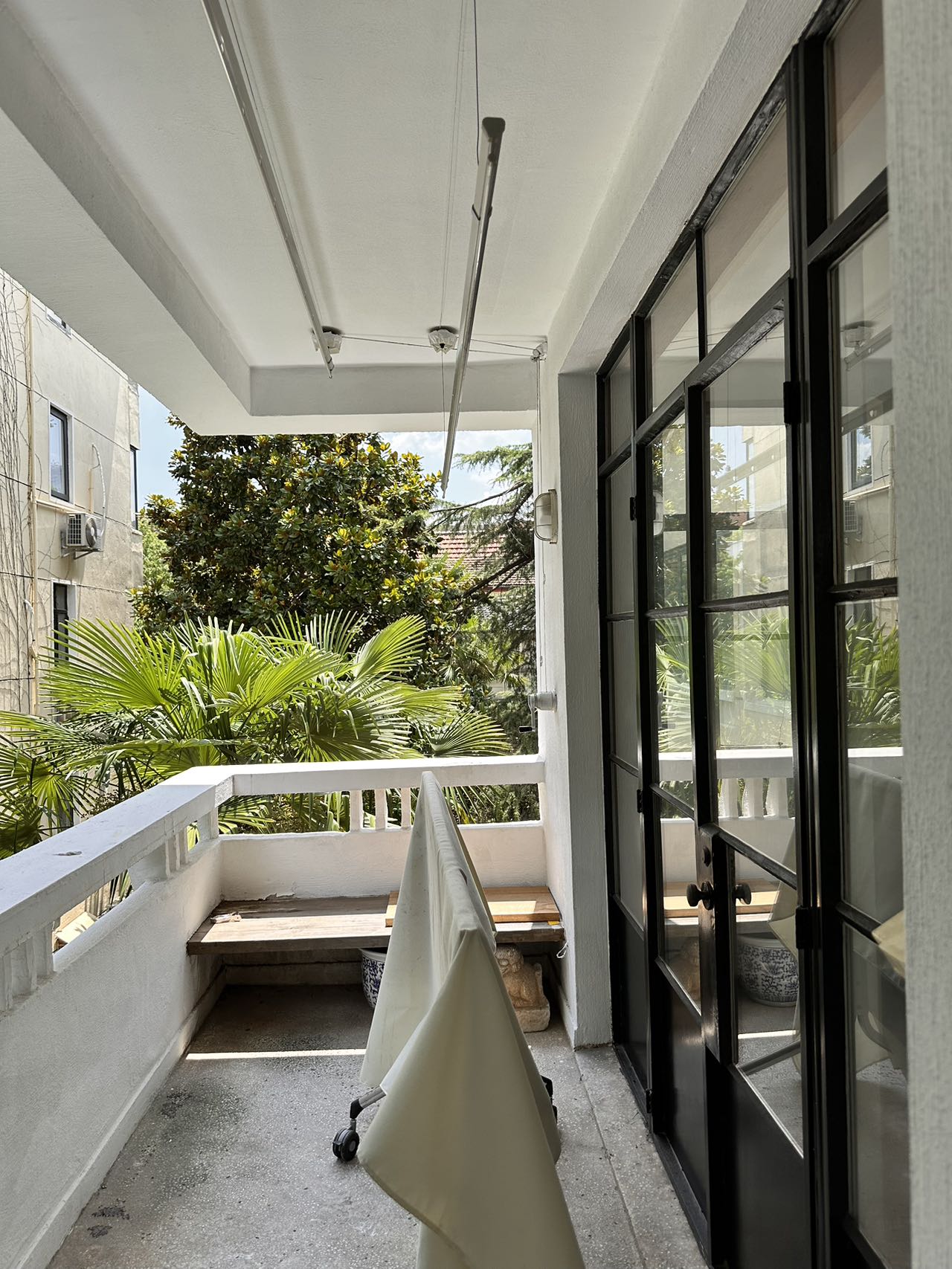 xingguo-road-ffc-apartment-2-bed-2-bath-shanghai-rentals (7) 2-bed, 2-bath unit on Xingguo Road near the FFC border. 100 sqm, available September 7. Central location. 20,000 RMB/month.