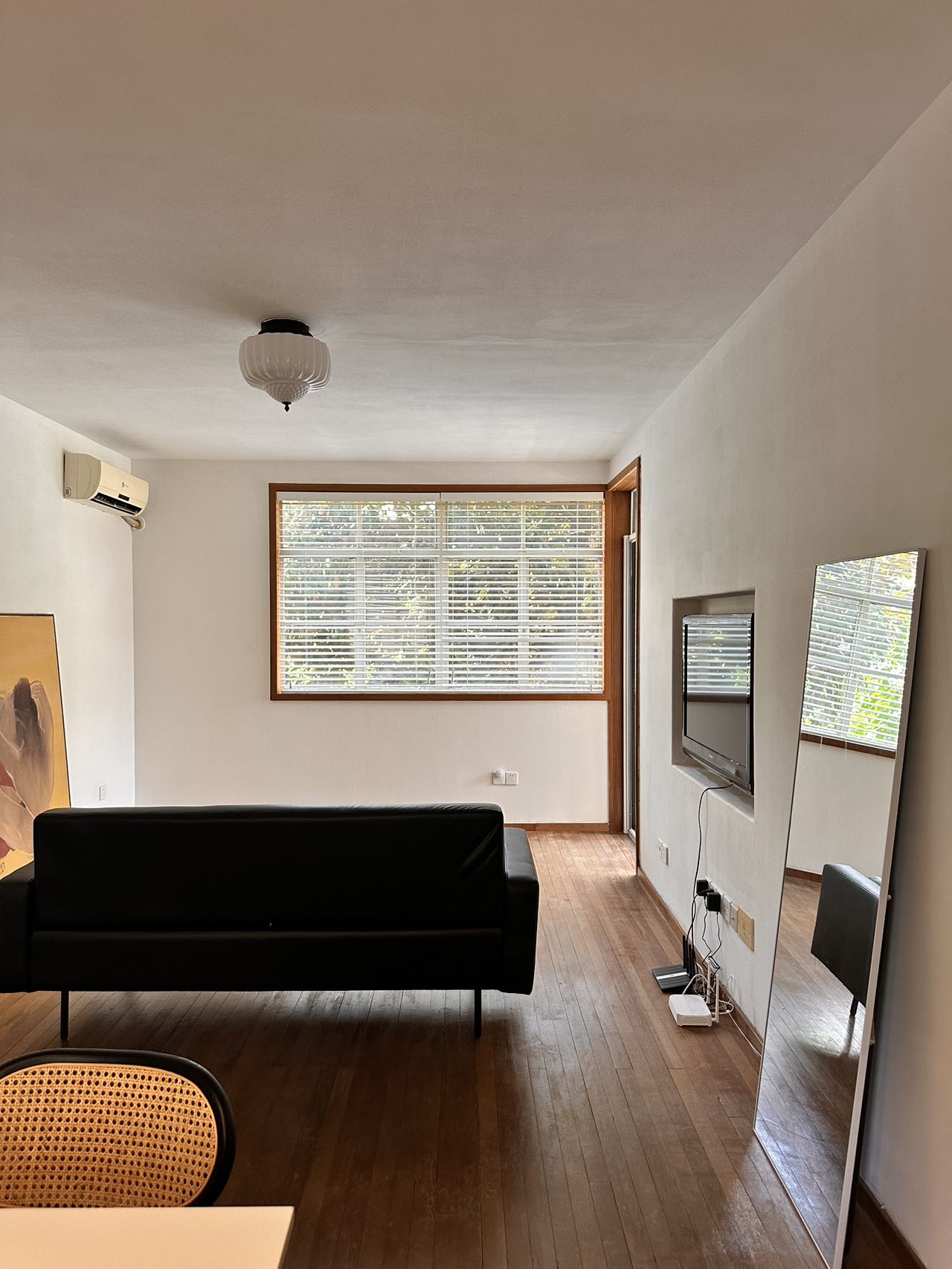 xingguo-road-ffc-apartment-2-bed-2-bath-shanghai-rentals (8) 2-bed, 2-bath unit on Xingguo Road near the FFC border. 100 sqm, available September 7. Central location. 20,000 RMB/month.