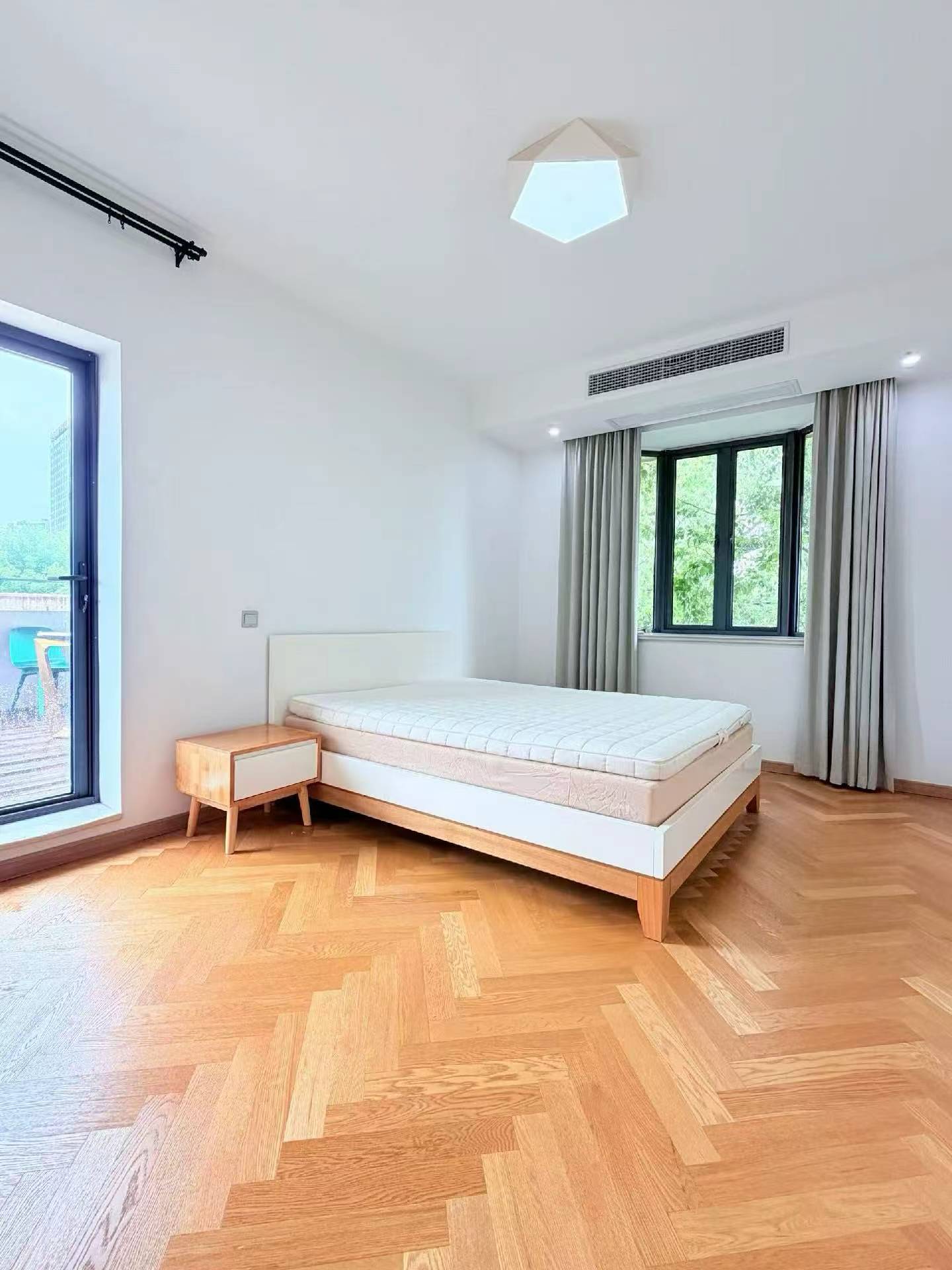 xingguo-road-heritage-apartment-ffc-changning-2-bed-2-bath-terrace-shanghai-rentals (3) 2-bed, 2-bath heritage unit on Xingguo Road with large terrace. 120 sqm, quiet FFC border location. 22,800 RMB/month.
