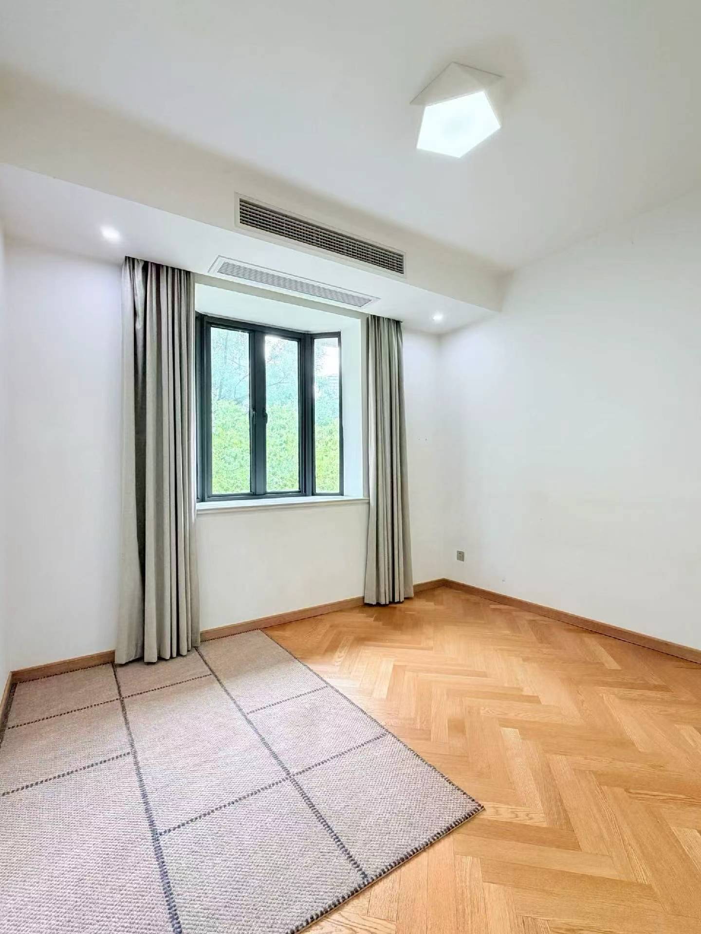 xingguo-road-heritage-apartment-ffc-changning-2-bed-2-bath-terrace-shanghai-rentals (5) 2-bed, 2-bath heritage unit on Xingguo Road with large terrace. 120 sqm, quiet FFC border location. 22,800 RMB/month.