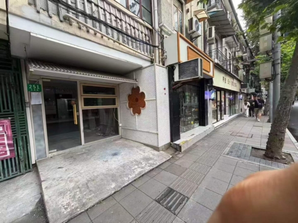 Street-front retail shop on Yongjia Road in the Wutong District. 40 sqm, water/drainage, license for apparel and retail. 20,800 RMB/month.