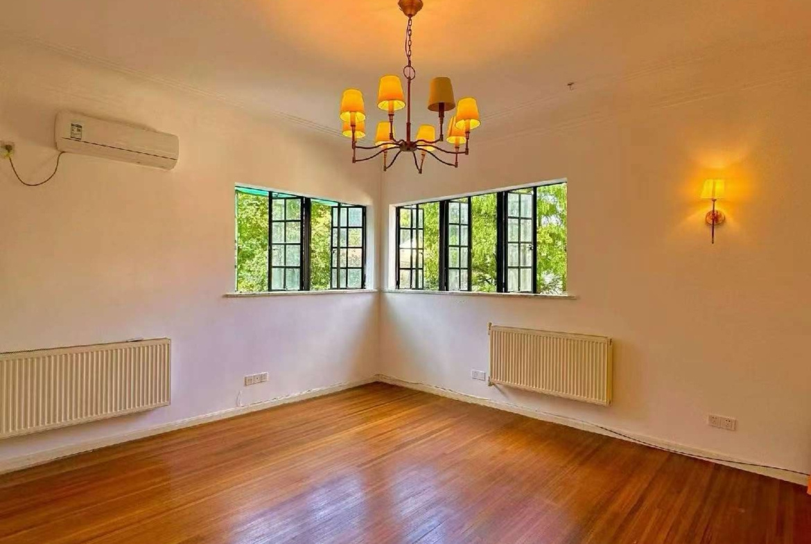 1-bed, 1-bath lane house on Yueyang Road with sunroom and private terrace. Heritage FFC location. 15,800 RMB/month.