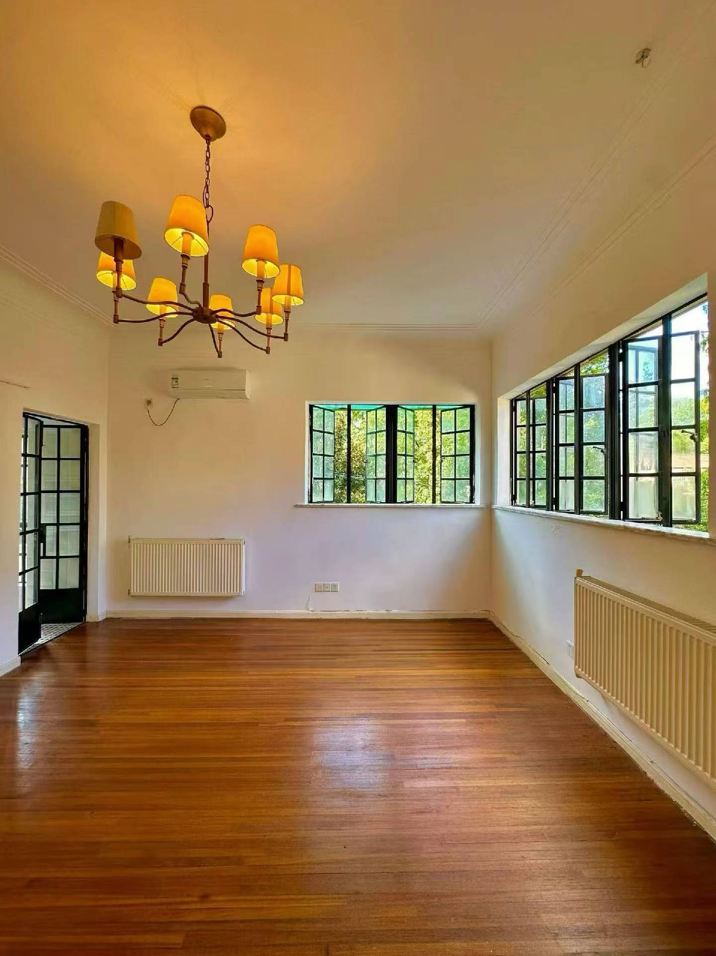 yueyang-road-lane-house-ffc-1-bed-1-bath-wall-heating-terrace-shanghai-rentals (2) 1-bed, 1-bath lane house on Yueyang Road with sunroom and private terrace. Heritage FFC location. 15,800 RMB/month.