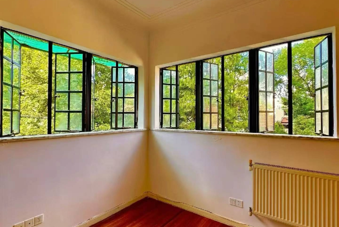 1-bed, 1-bath lane house on Yueyang Road with sunroom and private terrace. Heritage FFC location. 15,800 RMB/month.