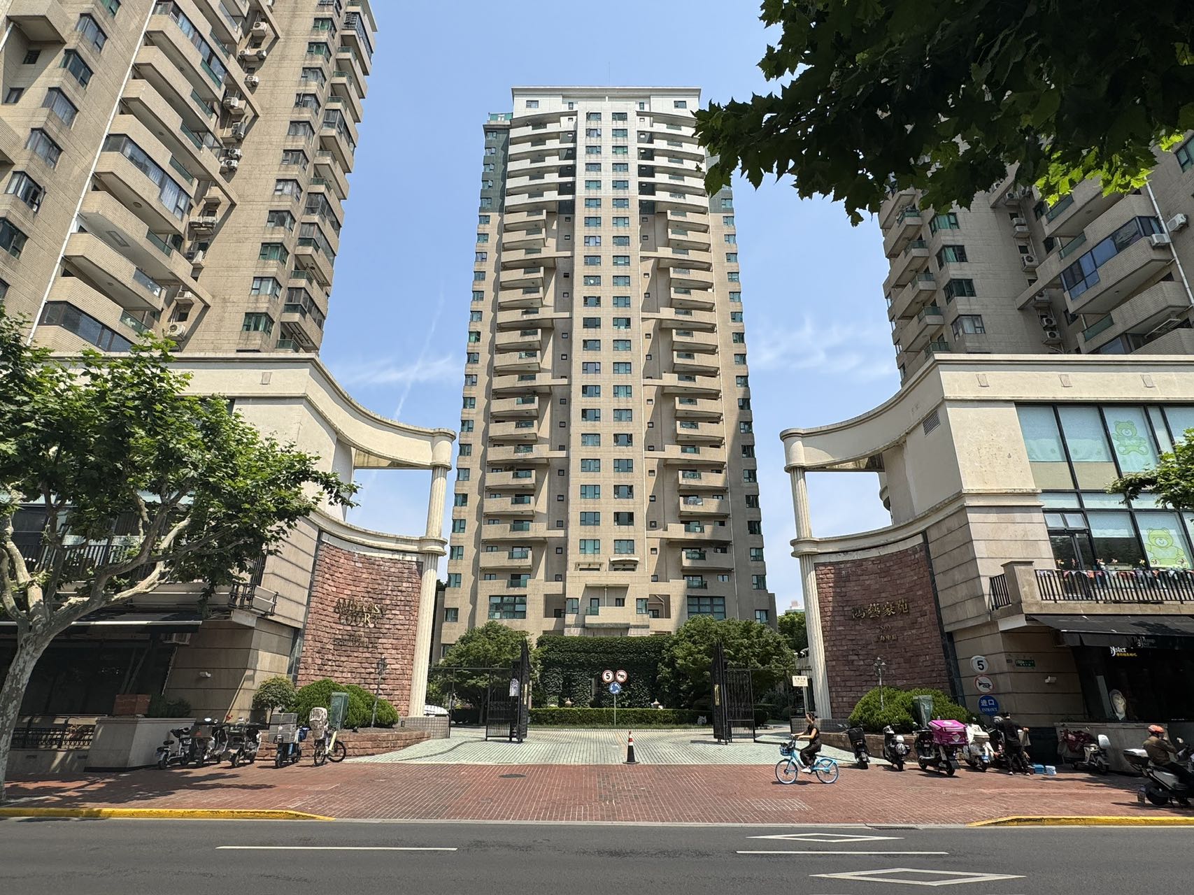 ambassy-court-3-bed-2-bath-ffc-floor-heating-clubhouse-shanghai-rentals (2) 3-bed, 2-bath unit at Ambassy Court on Huaihai Road. 160.2 sqm, 3 balconies, 3.2m ceilings, underfloor heating, central AC, French luxury renovation. 42,000 RMB/month.