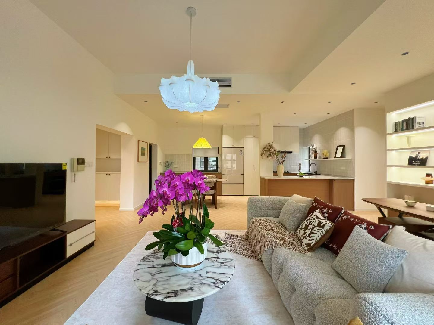 ambassy-court-3-bed-2-bath-ffc-floor-heating-clubhouse-shanghai-rentals (4) 3-bed, 2-bath unit at Ambassy Court on Huaihai Road. 160.2 sqm, 3 balconies, 3.2m ceilings, underfloor heating, central AC, French luxury renovation. 42,000 RMB/month.