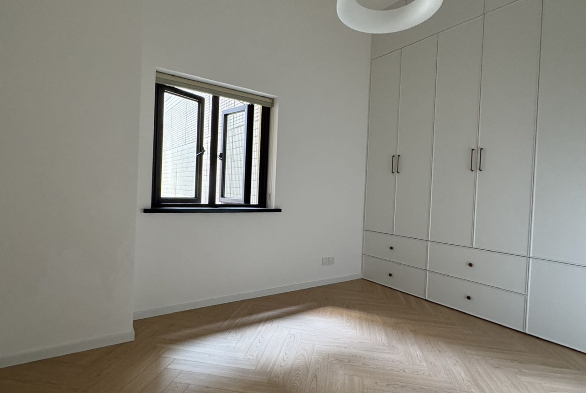 3-bed, 2-bath unit at Ambassy Court on Huaihai Road. 160.2 sqm, 3 balconies, 3.2m ceilings, underfloor heating, central AC, French luxury renovation. 42,000 RMB/month.