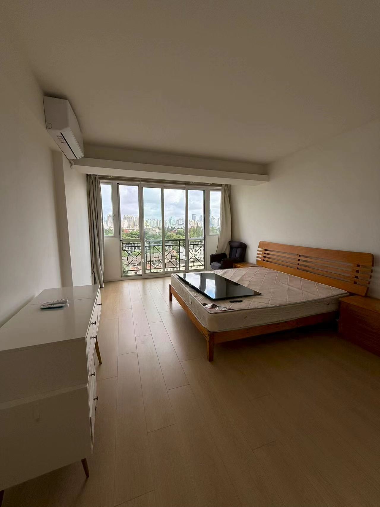 2-bed, 2-bath unit at Xuhui Yipinyuan on Anfu Road. Both bedrooms south-facing, panoramic living room windows, full underfloor heating. 28,000 RMB/month.
