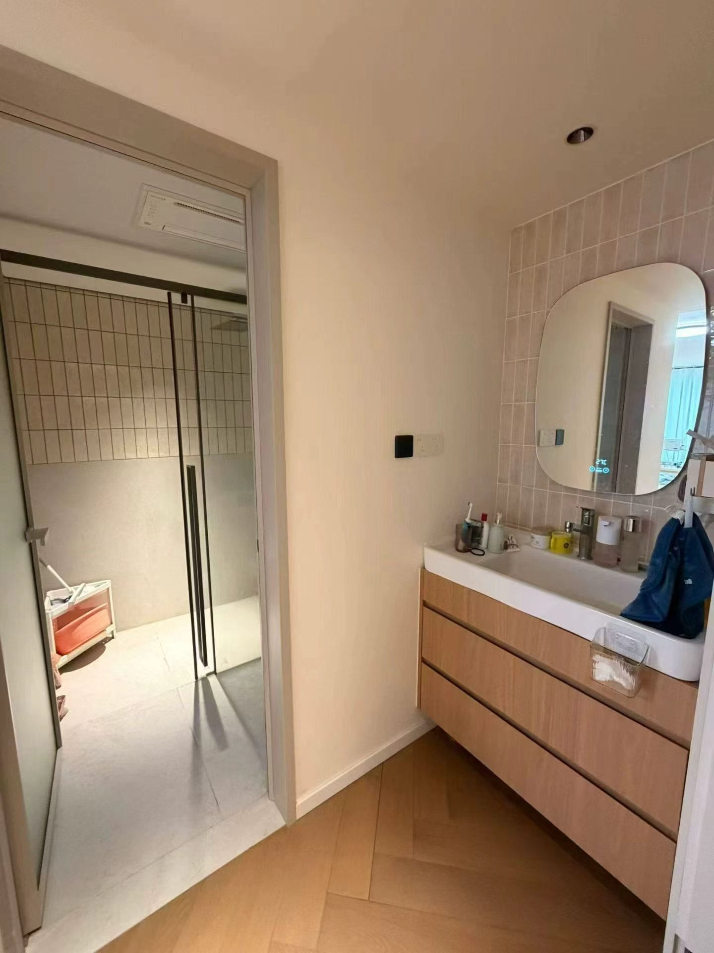 2-bed, 2-bath unit at Xuhui Yipinyuan on Anfu Road. Both bedrooms south-facing, panoramic living room windows, full underfloor heating. 28,000 RMB/month.