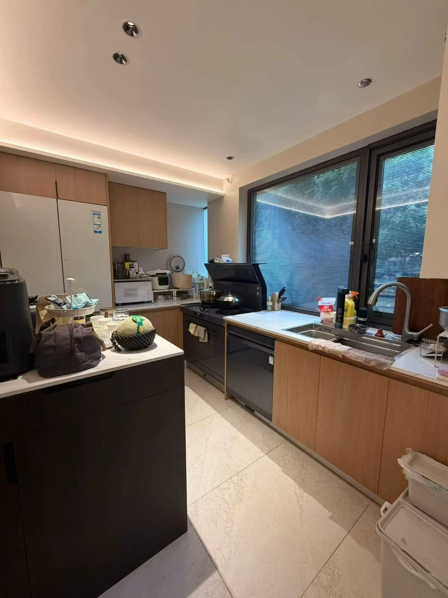 2-bed, 2-bath unit at Xuhui Yipinyuan on Anfu Road. Both bedrooms south-facing, panoramic living room windows, full underfloor heating. 28,000 RMB/month.