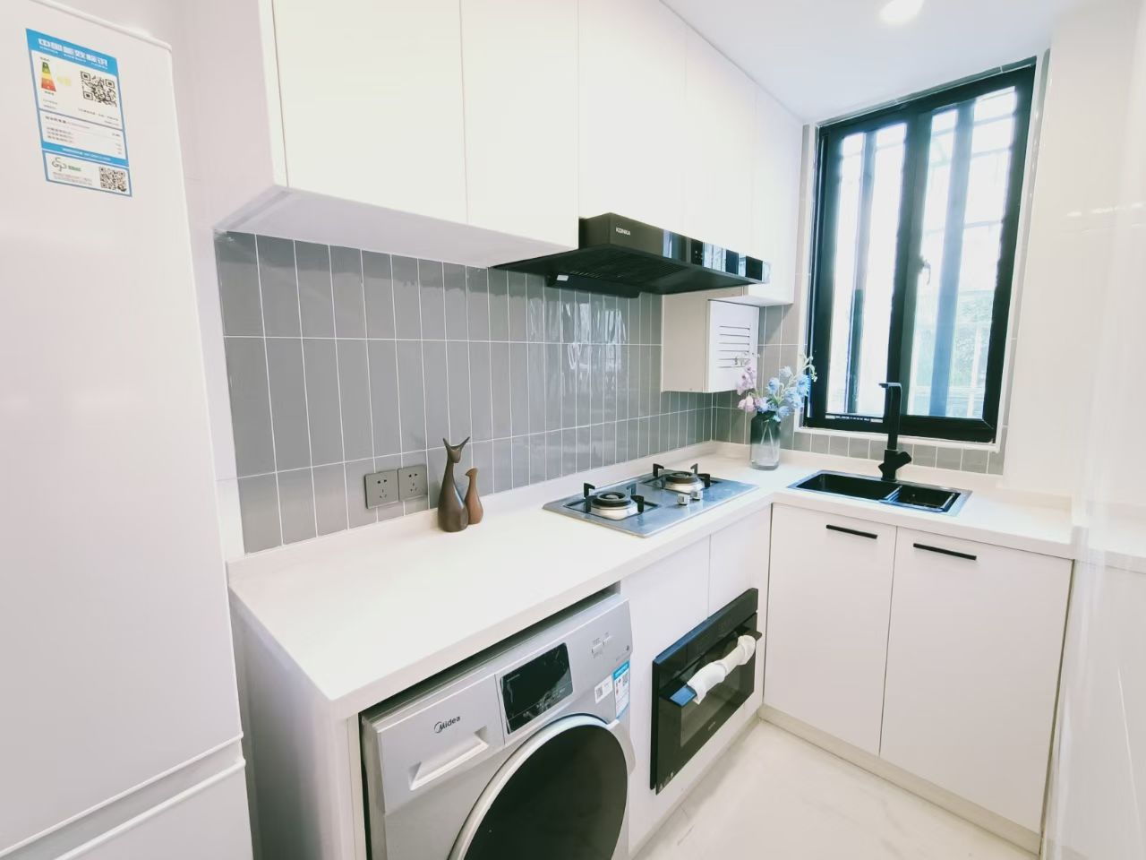 anhua-road-lane-house-changning-1-bed-1-bath-shanghai-rentals (4) 1-bed, 1-bath lane house near Jiangsu Road Station. 45 sqm, corner unit, fully bright, large balcony, oven, washer-dryer. 7,900 RMB/month.