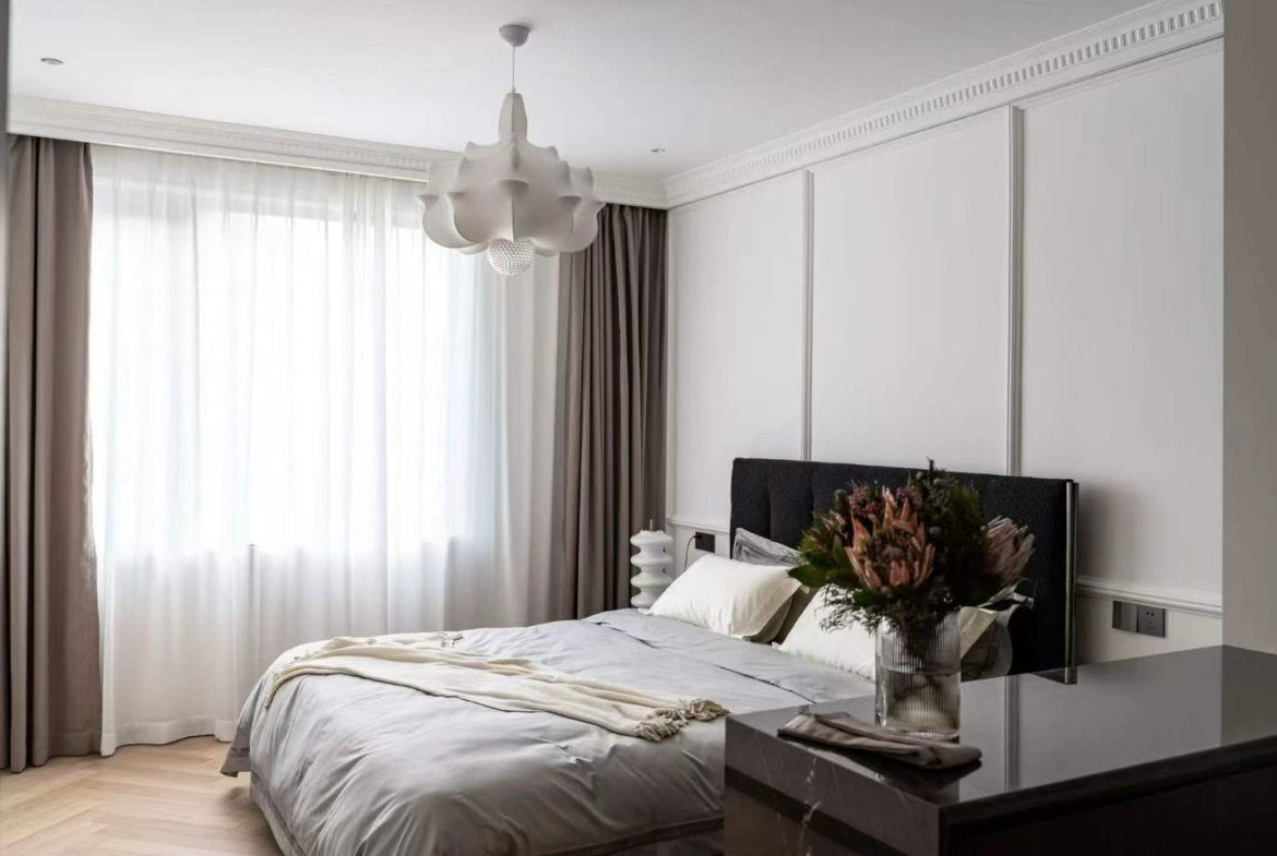 3-bed heritage unit at Bole Dayuan on Yongfu Road. 130 sqm, full underfloor heating, light French vintage style. Steps from German Consulate. 36,800 RMB/month.