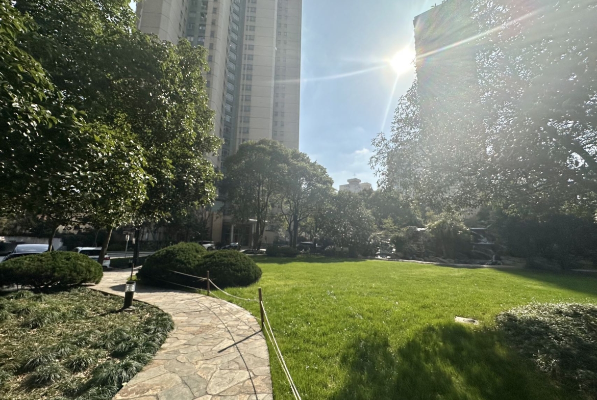3-bed, 2-bath unit at Central Residences on Huashan Road. Owner renovation, SMEG kitchen, water underfloor heating, imported furniture. 30,000 RMB/month.