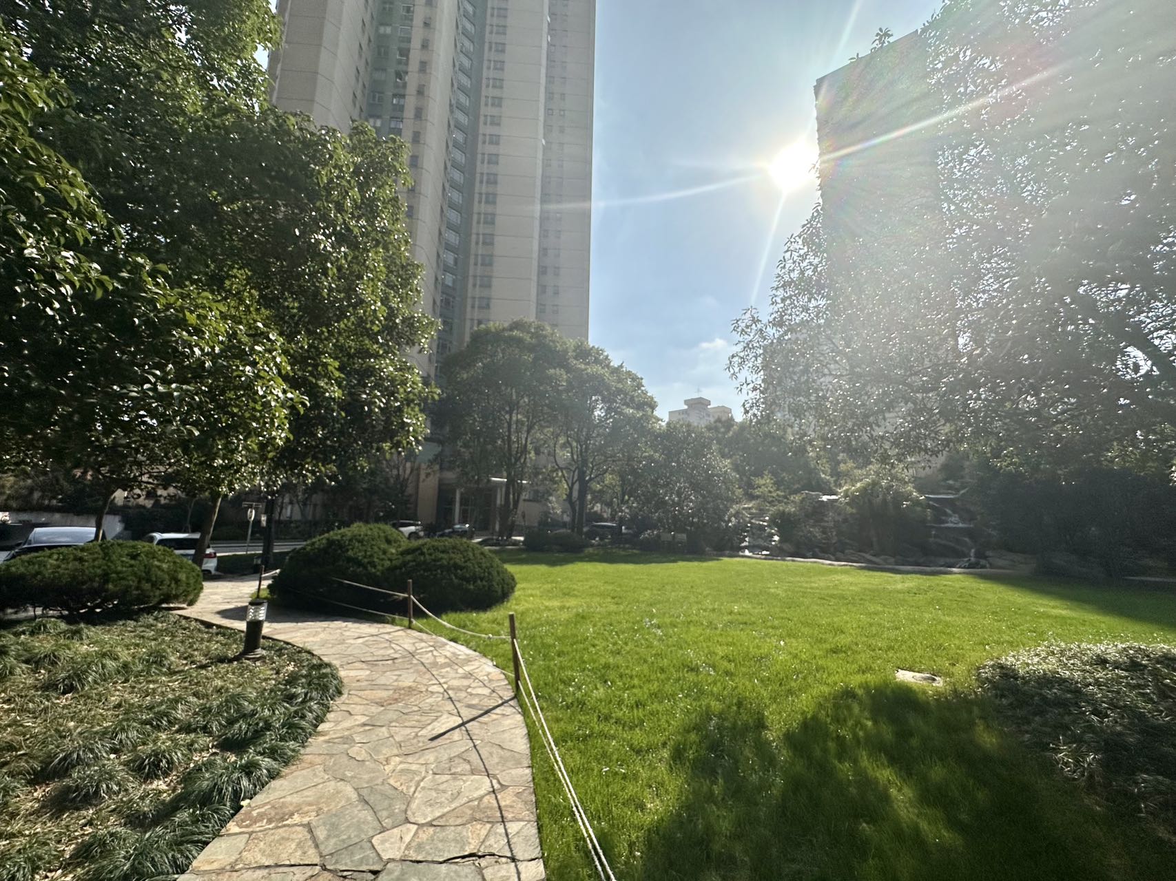 central-residences-huashan-road-ffc-3-bed-2-bath-wall-heating-clubhouse (1) 3-bed, 2-bath unit at Central Residences on Huashan Road. Owner renovation, SMEG kitchen, water underfloor heating, imported furniture. 30,000 RMB/month.