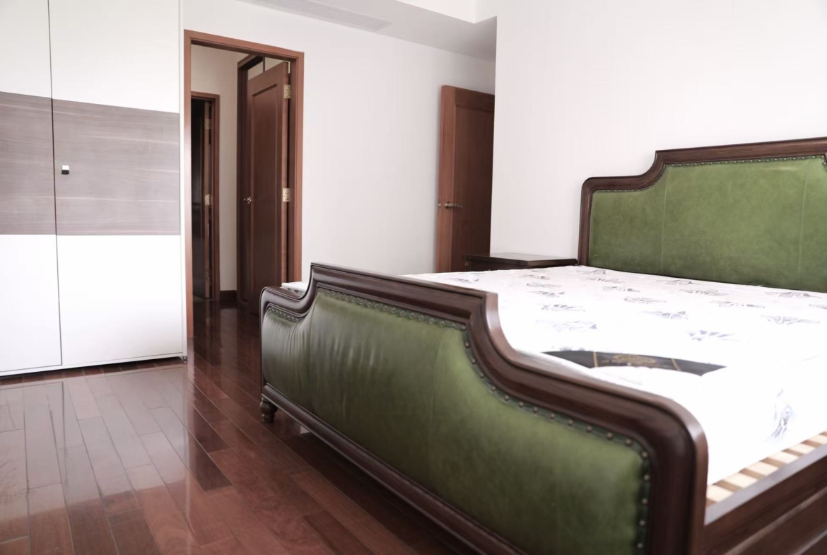 3-bed, 2-bath unit at Central Residences on Huashan Road. Owner renovation, SMEG kitchen, water underfloor heating, imported furniture. 30,000 RMB/month.