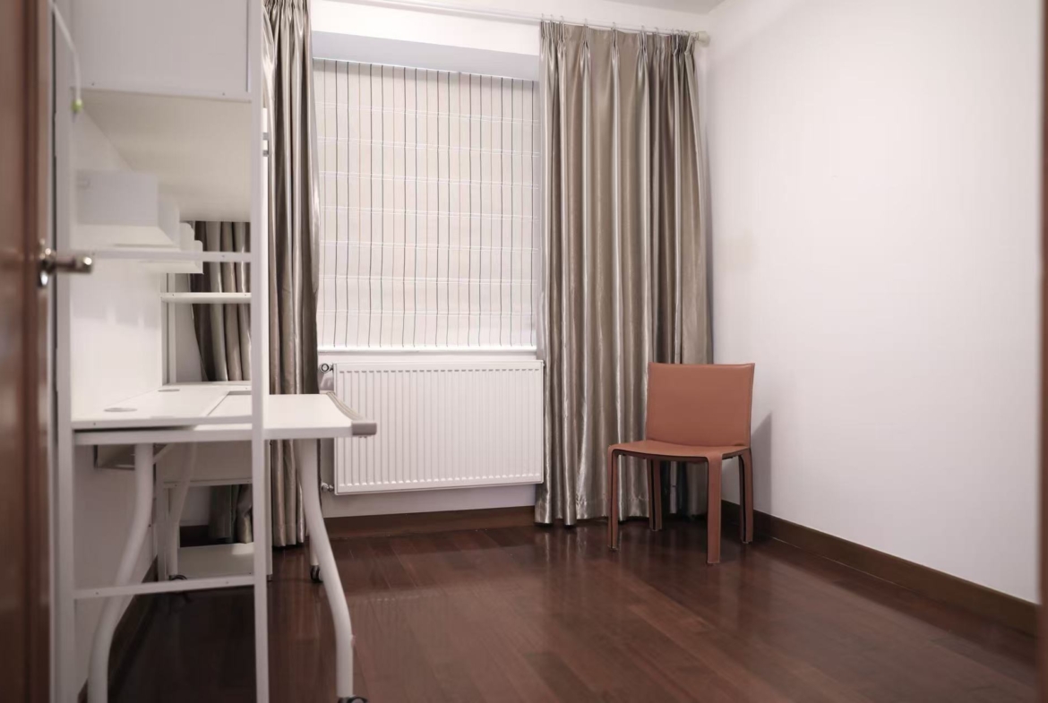 3-bed, 2-bath unit at Central Residences on Huashan Road. Owner renovation, SMEG kitchen, water underfloor heating, imported furniture. 30,000 RMB/month.