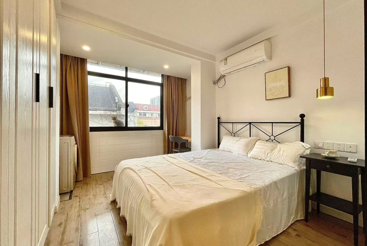 2-bed, 2-living unit near Loushanguan Road Station. 60 sqm, north-south through, washer-dryer, large storage, smart lock. 8,500 RMB/month