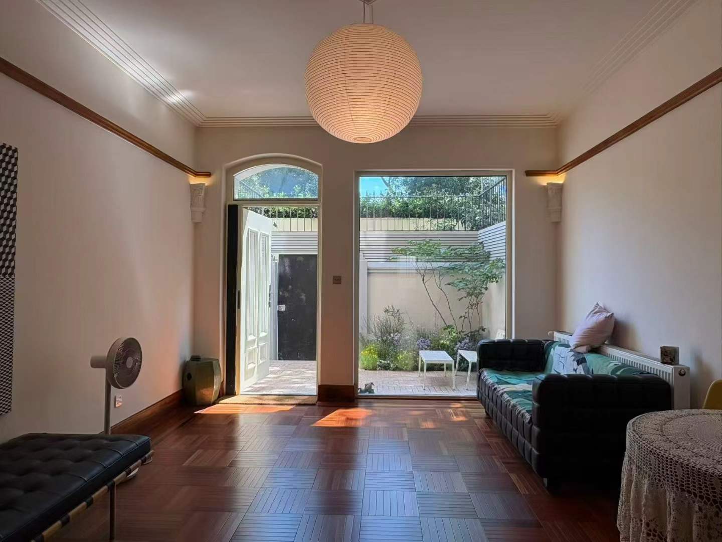 entire-lane-house-yuyuan-road-5-bed-3-bath-wall-heating-shanghai-rentals (2) Entire lane house at Yuyuan Fang on Yuyuan Road. 5 beds, 3 baths, 300 sqm, garden, terrace, wall heating, fresh air system, heritage details. 60,000 RMB/month.