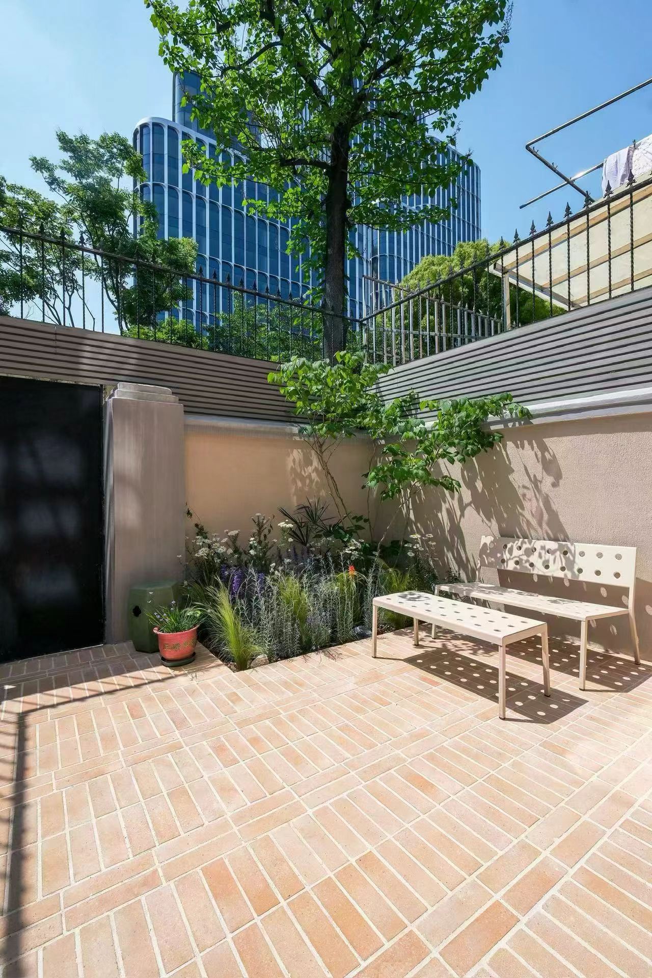 entire-lane-house-yuyuan-road-5-bed-3-bath-wall-heating-shanghai-rentals (3) Entire lane house at Yuyuan Fang on Yuyuan Road. 5 beds, 3 baths, 300 sqm, garden, terrace, wall heating, fresh air system, heritage details. 60,000 RMB/month.