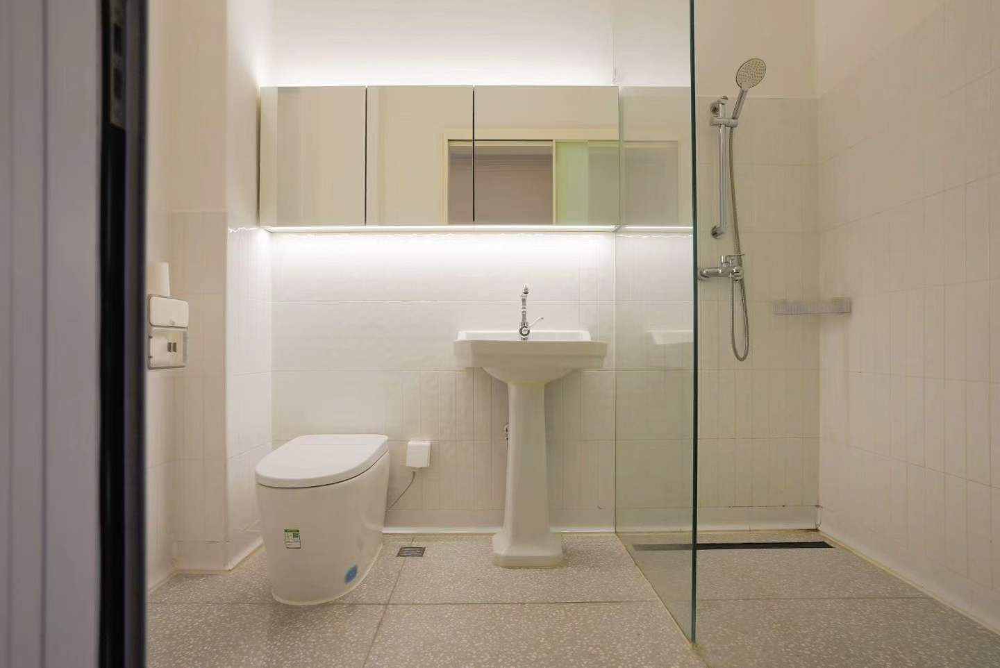 entire-lane-house-yuyuan-road-5-bed-3-bath-wall-heating-shanghai-rentals (6) Entire lane house at Yuyuan Fang on Yuyuan Road. 5 beds, 3 baths, 300 sqm, garden, terrace, wall heating, fresh air system, heritage details. 60,000 RMB/month.