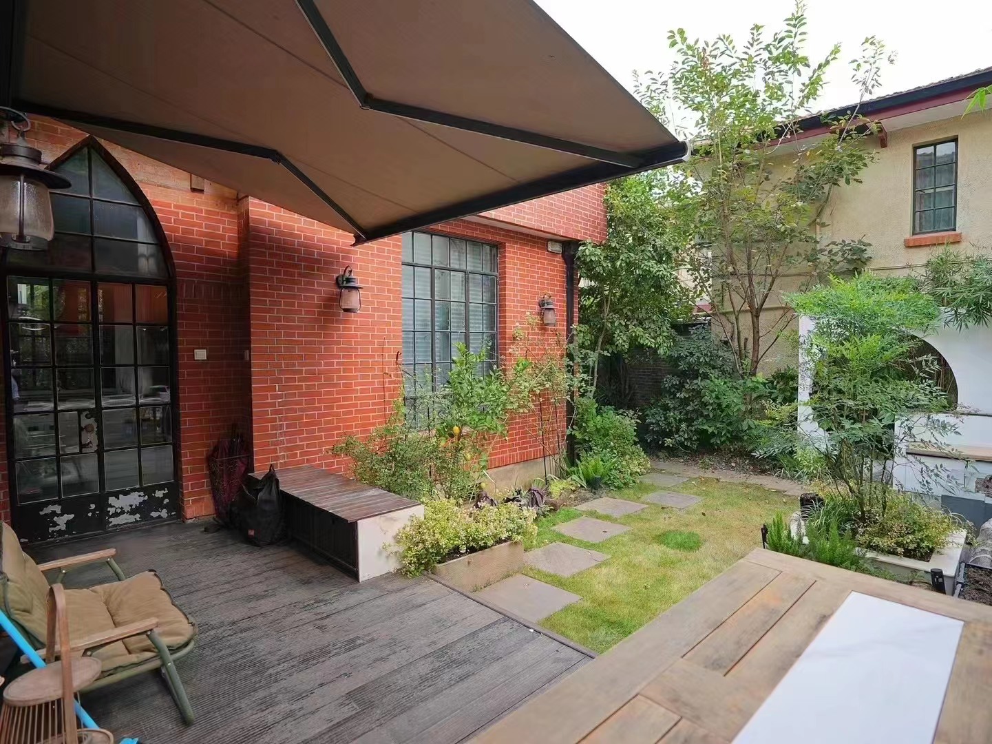 Ground floor unit at Lane 5, Gaoyou Road. 2 beds, 2 baths, 100 sqm interior, 100 sqm private garden, underfloor heating, walk-in closet, unfurnished. 30,000 RMB/month.