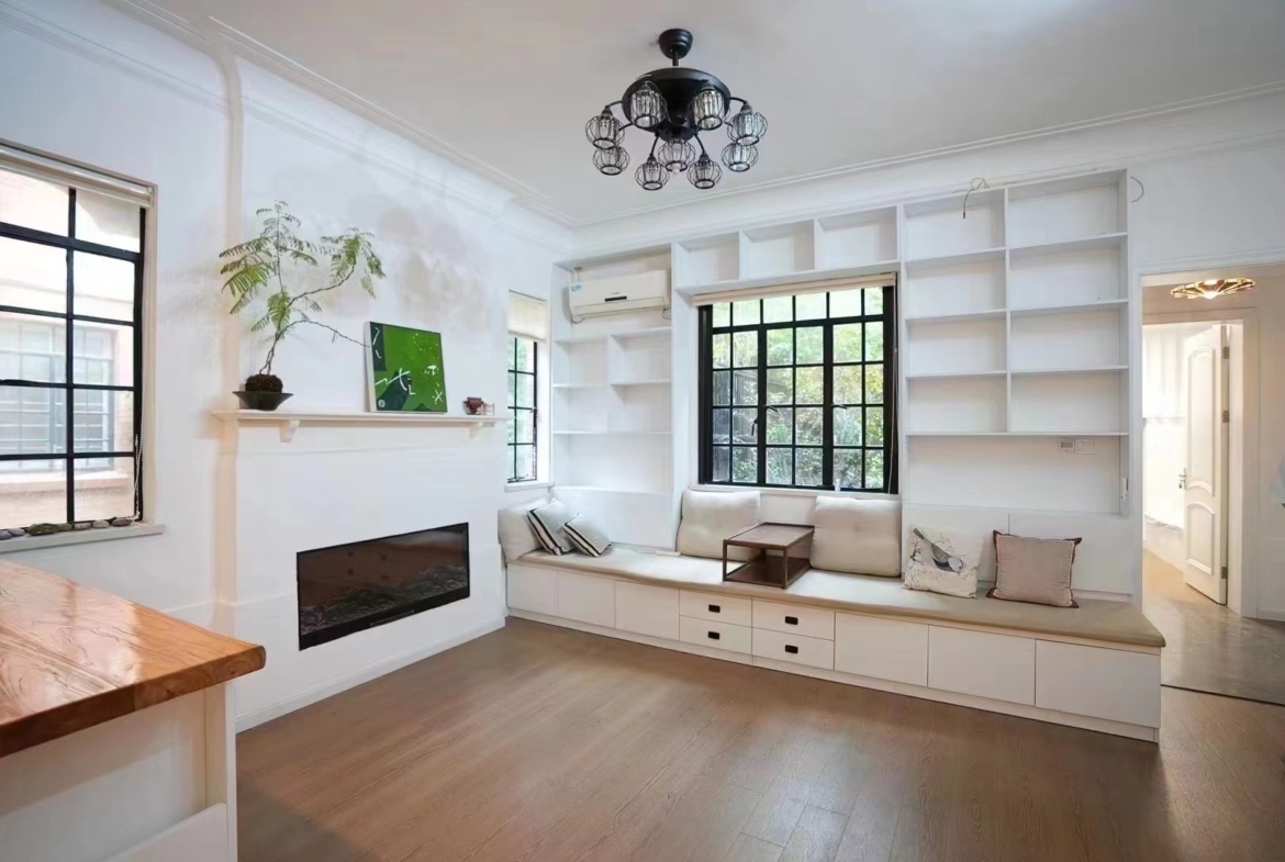 Ground floor unit at Lane 5, Gaoyou Road. 2 beds, 2 baths, 100 sqm interior, 100 sqm private garden, underfloor heating, walk-in closet, unfurnished. 30,000 RMB/month.