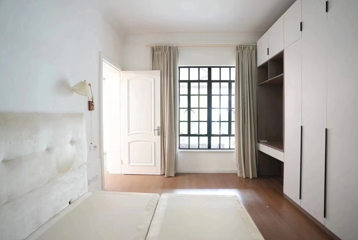 Ground floor unit at Lane 5, Gaoyou Road. 2 beds, 2 baths, 100 sqm interior, 100 sqm private garden, underfloor heating, walk-in closet, unfurnished. 30,000 RMB/month.