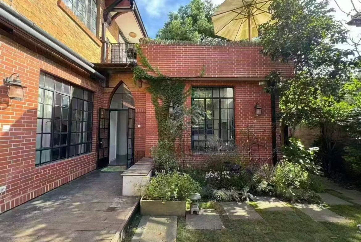 100 sqm, 2-bed 2-bath, 100 sqm garden, 30,000 RMB