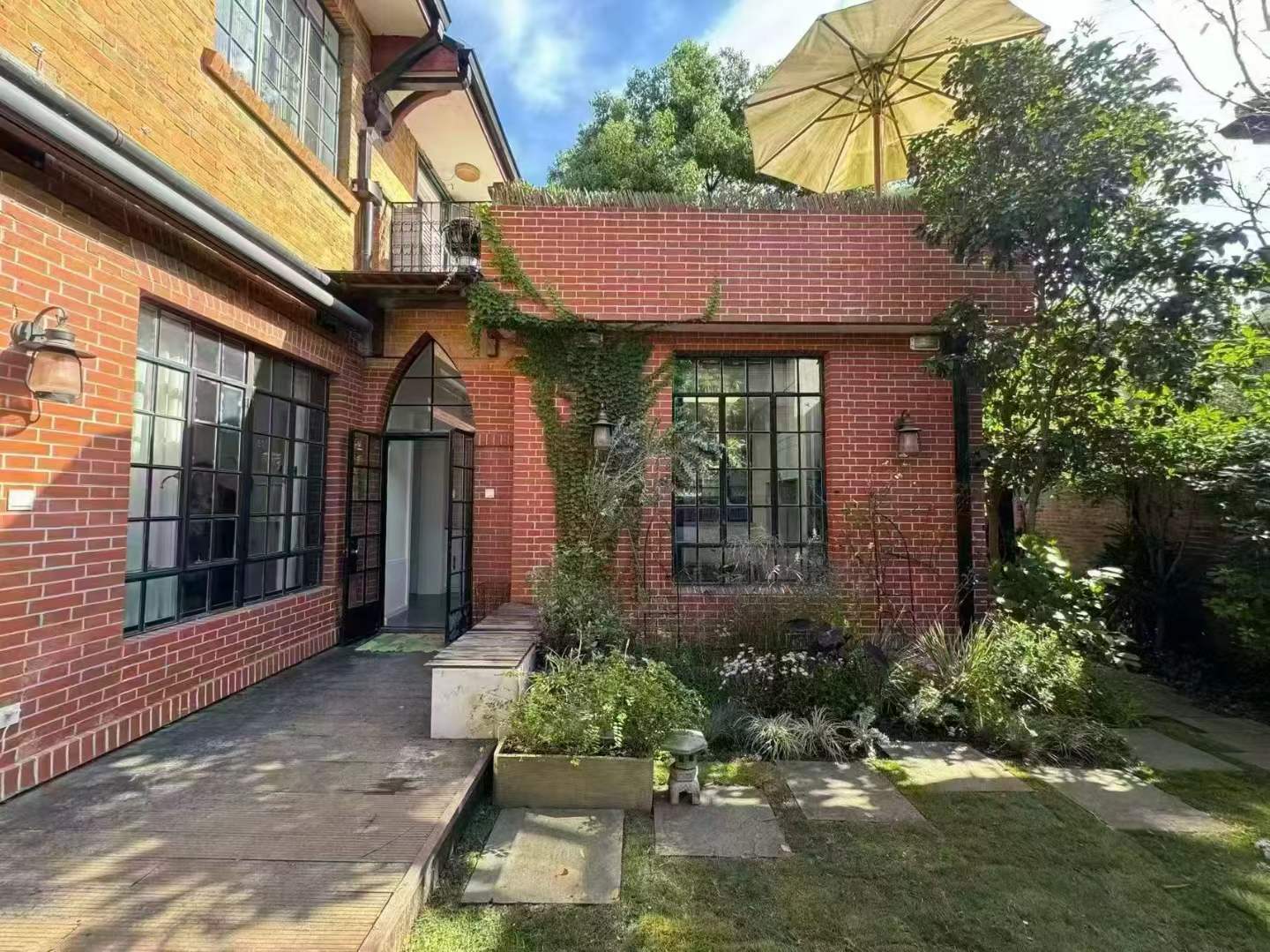 100 sqm, 2-bed 2-bath, 100 sqm garden, 30,000 RMB