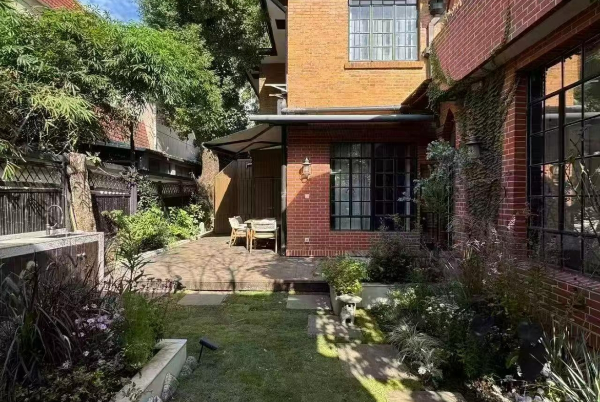 100 sqm, 2-bed 2-bath, 100 sqm garden, 30,000 RMB